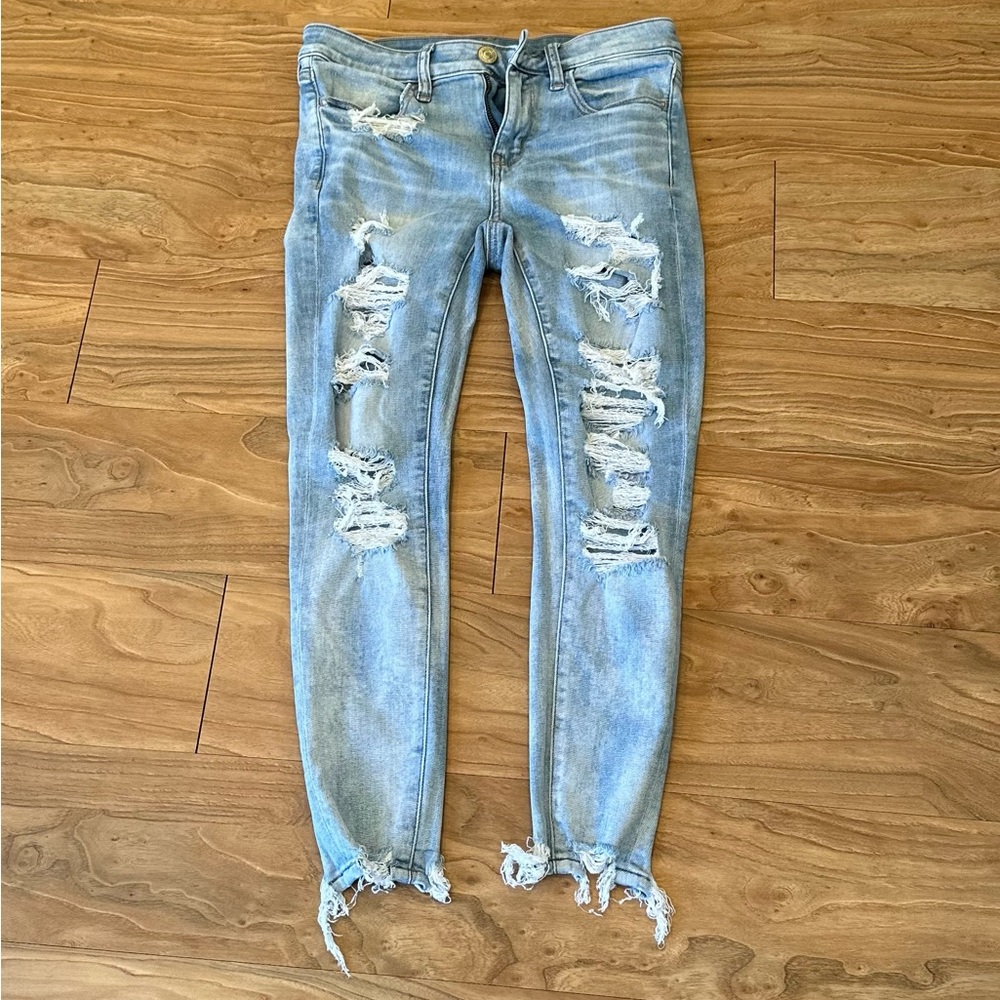 American Eagle distressed jeans, size 6P.